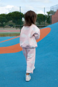 Jogging pour fille au motif coloré nuage. Molletonné à l'intérieur et douceur garantie.
