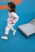 Jogging molletonné pour enfant. Motif nuage rose moderne. Coupe ballon, sweat assorti.