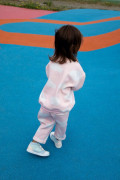 Jogging tout doux pour kid. Molletonné en coton, motif coloré et graphique.