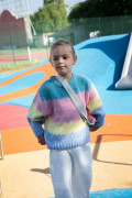 Pull chaud et doux pour enfant. Motif arc-en-ciel plein de couleur.