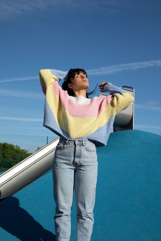 Pull boule en laine pour femme. Motif arc-en-ciel. Doux et confortable