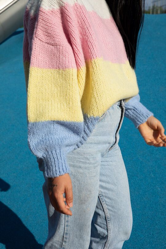 Pull laine col bateau pour femme. Rayure arc-en-ciel