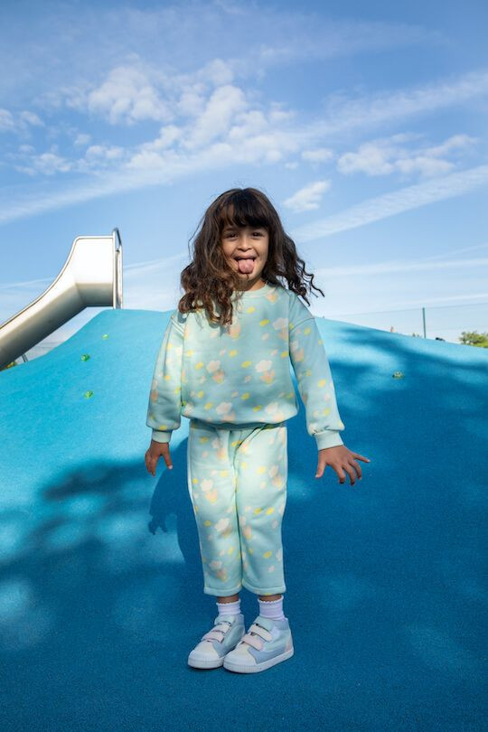 Ensemble sweat et jogging assorti pour enfants. Coloré et motif fleur nuage.