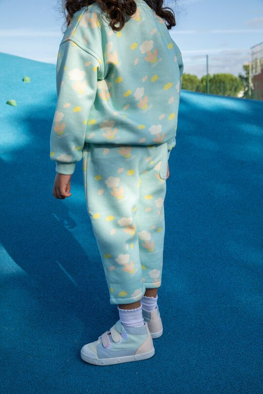 Ensemble molletonné bleu pour enfants. Sweat oversize et jogging coupe ballon. Motif coloré et graphique