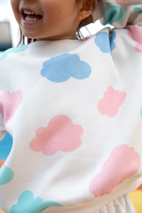 Ensemble pour fille colorée et moderne. Motif nuage rose, bleu, vert. Look contemporain et arty.