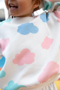 Ensemble pour fille colorée et moderne. Motif nuage rose, bleu, vert. Look contemporain et arty.