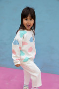 Ensemble molletonné pour enfants. Sweat oversize et jogging coupe ballon. Motif nuage coloré et graphique