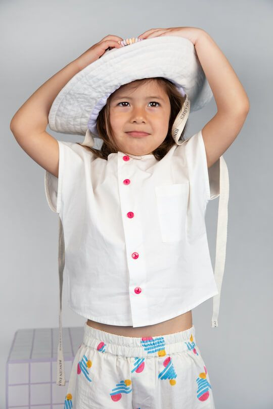Blouse blanche et pantalon coloré pour fille. Moderne et confortable