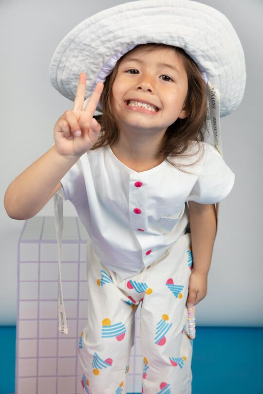 Ensemble enfant moderne et confortable en coton biologique. Couleurs pop et vives.