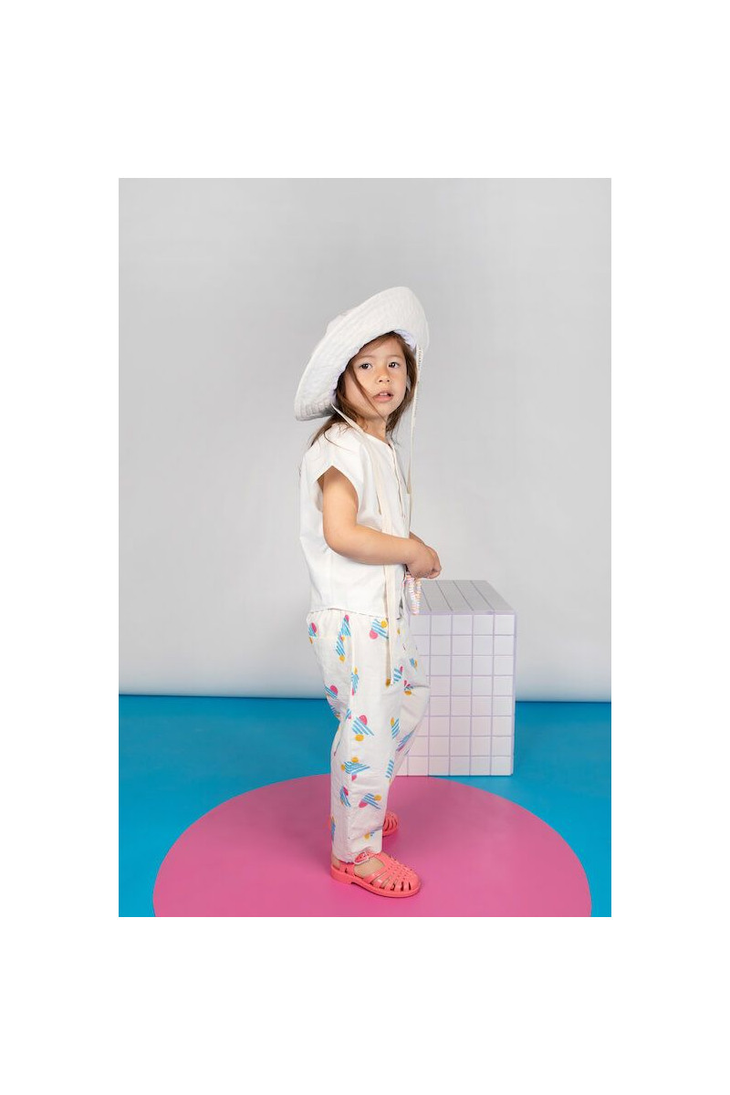 Ensemble enfant léger et structuré.