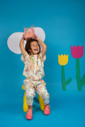 Blouse d'été pour fille. Couleur pastel et motif floral.