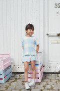 Ensemble enfant en nid d'abeille. Léger, stylé et confortable. Motif à carreaux coloré et graphique. 100% Coton