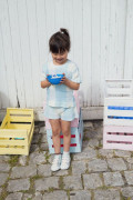 Ensemble stylé pour enfant. Carreaux bleu et graphique. Coupe ample et large. Confort et légèreté pour l'été.