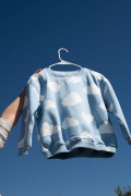 Sweat molletonné pour enfant. Motif nuage d'hiver bleu.