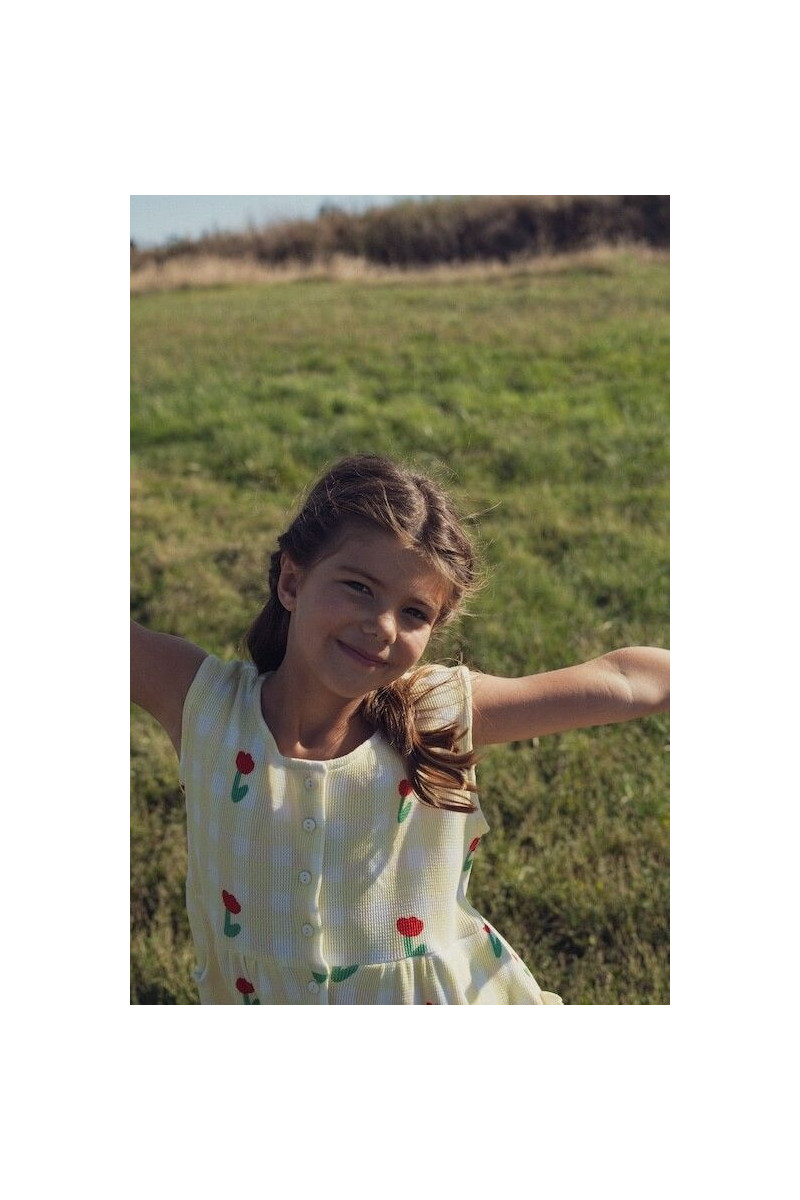 Robe gaufrée pour fille. Motif jardin à carreaux vichy et tulipe rouge.