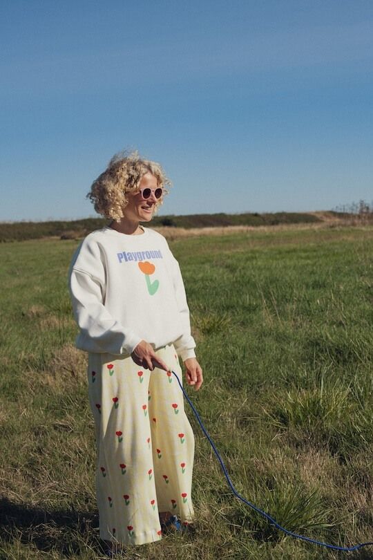 Pantalon ample et stylée pour femme. Motif arty vichy jaune et tulipe