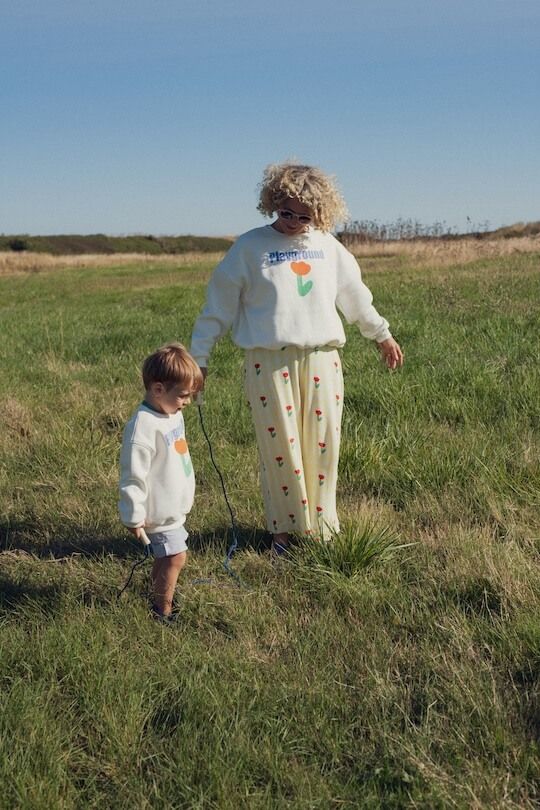 Pantalon fluide pour femme. Motif à carreaux jaune et fleur.