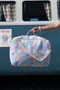 Valise contemporaine et arty pour femme. Grande et pratique