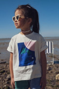 Détail motif graphique T-shirt Horizon enfant coton | Ayuna, marque de vêtements et accessoires pour femmes et enfants.