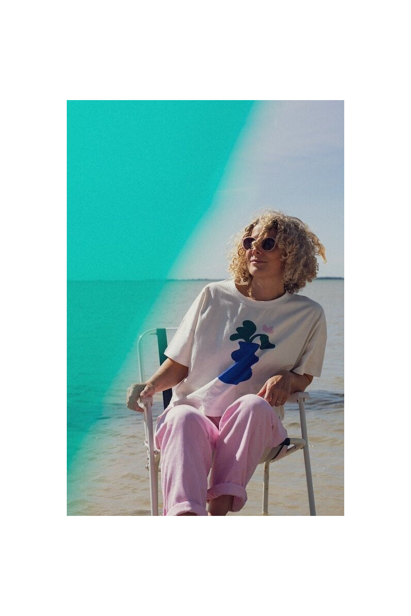 T-shirt pour femme ample et oversize. Impression graphique et arty