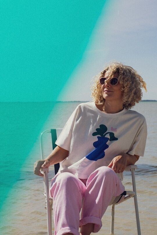 T-shirt pour femme ample et oversize. Impression graphique et arty