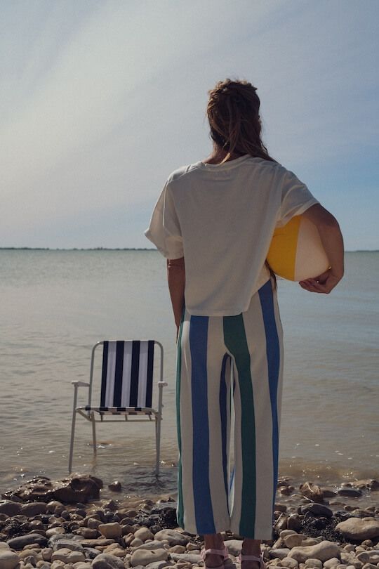 Pantalon ample et large pour femme. Matière éponge confortable. Motif arty à rayure