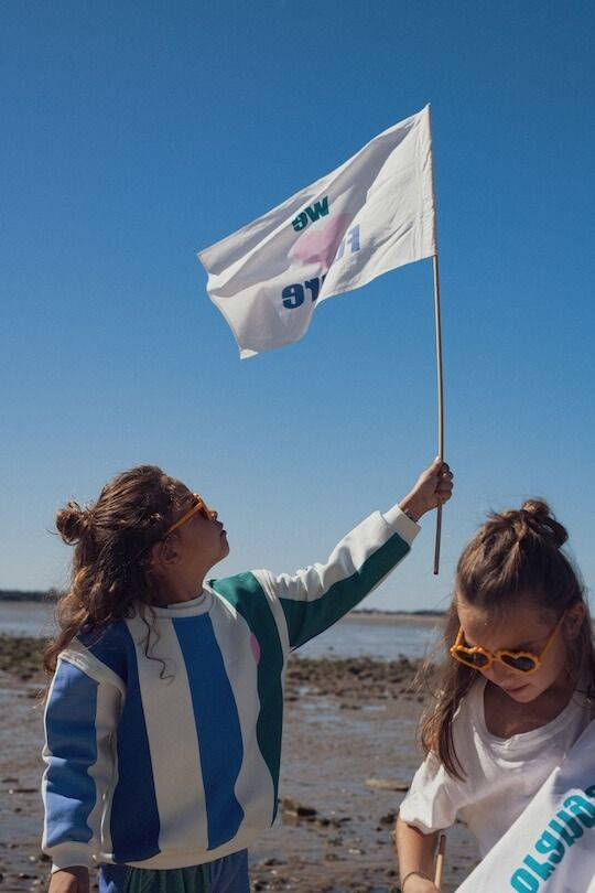 Sweat pour enfant à rayure bleue et verte. Ample et oversize.