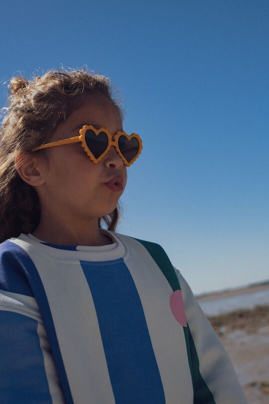Sweat pour enfant look arty et contemporain.