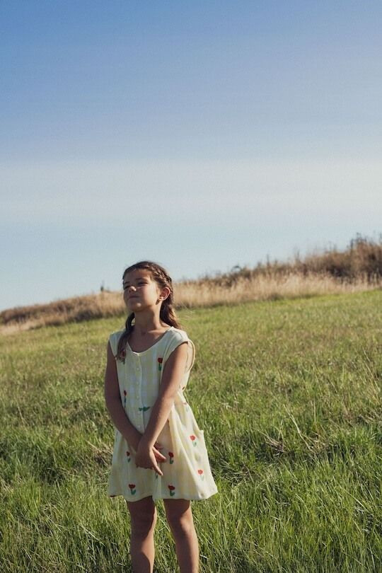 Robe d'été structurée et ample pour fille. Motif vichy jaune et fleur.