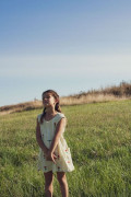 Robe d'été structurée et ample pour fille. Motif vichy jaune et fleur.