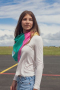 Foulard des îles soie design coloré porté