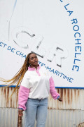Sweat Retro 90s femme bicolore rose écru porté en pied