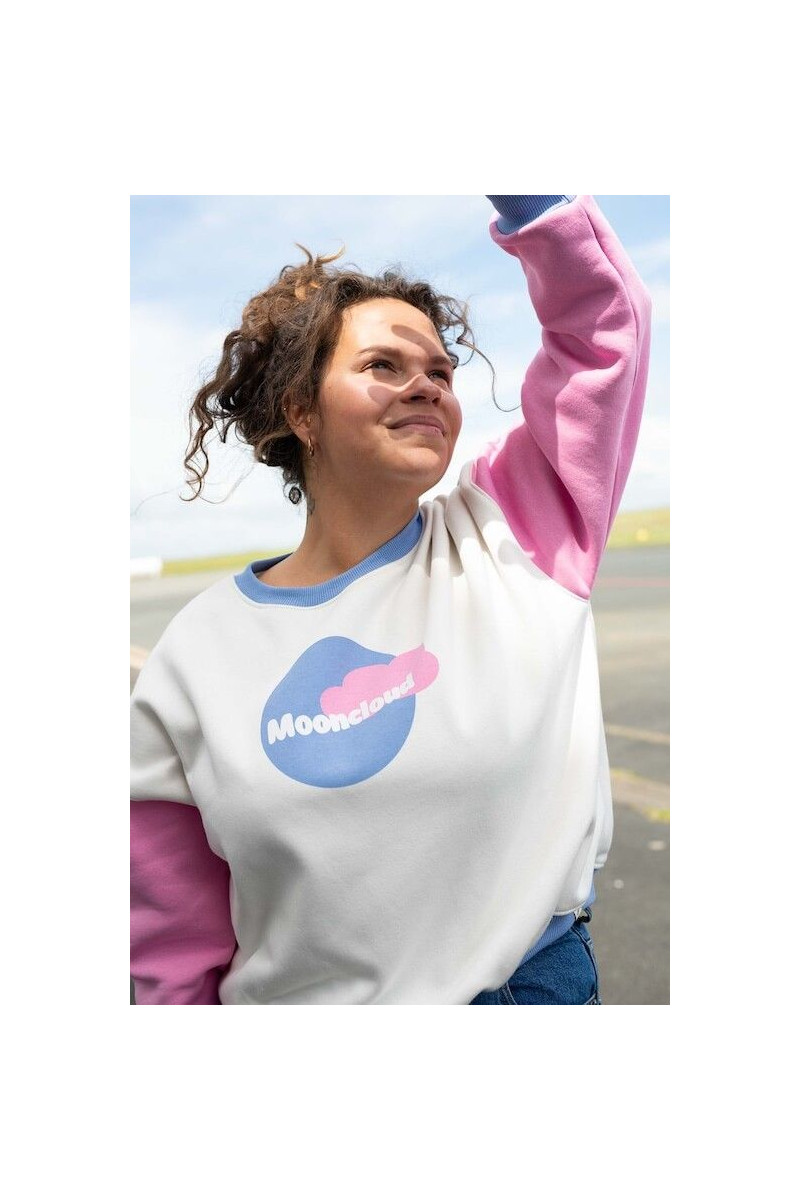 Sweat MoonCloud femme oversize motif lune nuage porté