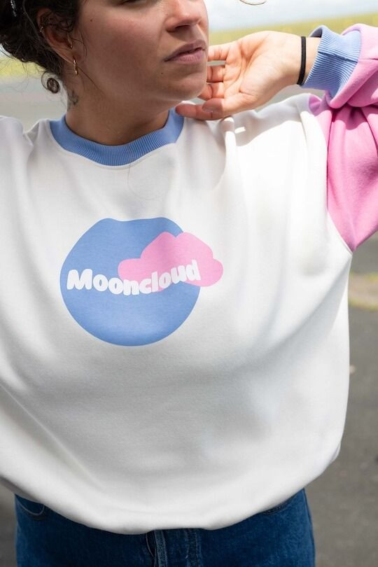 Sweat MoonCloud femme détail imprimé lune bleue nuage rose