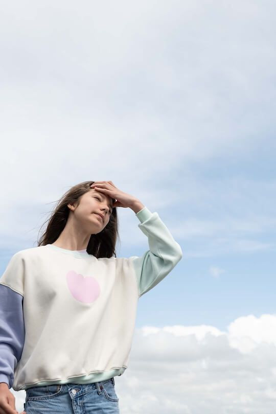 Sweat Polly femme manches pastel dépareillées