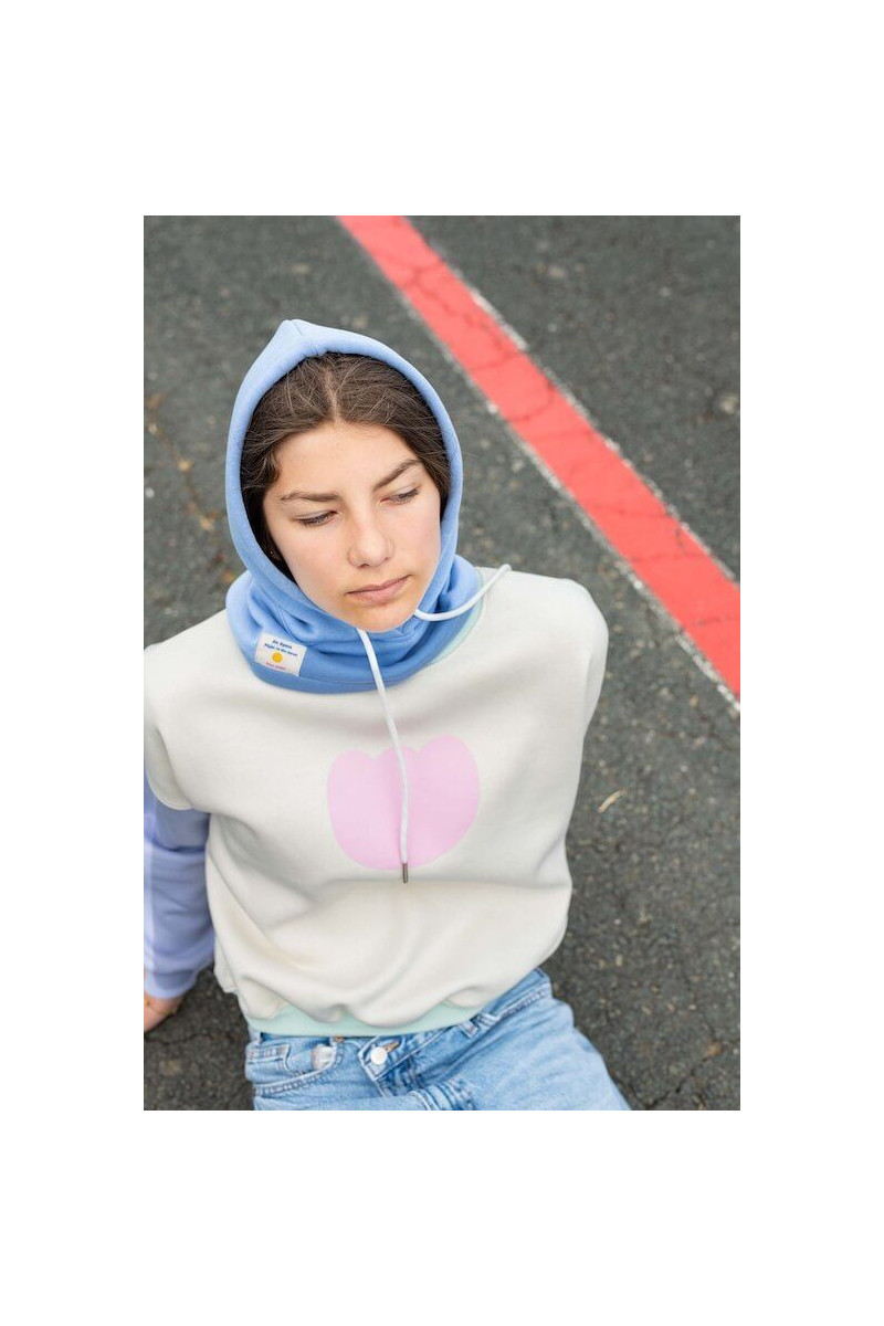 Sweat Polly femme porté avec capuche en superposition