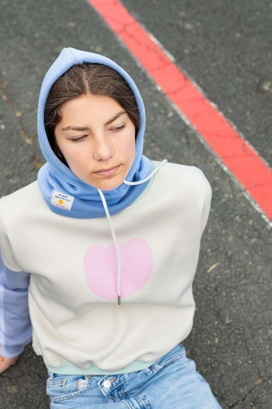 Sweat Polly femme porté avec capuche en superposition