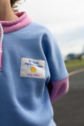 Sweat Blue 90s enfant détail patch poitrine