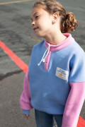 Sweat Blue 90s enfant coupe rétro portée