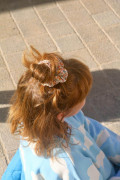 Chouchou Fusion attaché dans les cheveux