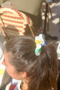 Chouchou Miro attaché dans les cheveux