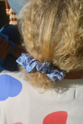 Chouchou Cartoon attaché dans les cheveux