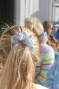 Chouchou Love attaché dans les cheveux