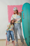 Sweat Rainbow femme porté avec version enfant assortie