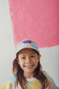 Casquette enfant Rainbow portée avec visière