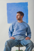 Sweat homme Vista Blue coupe droite porté au quotidien | Ayuna, marque de vêtements et accessoires pour femmes et enfants.
