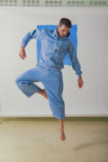 Sweat homme Vista Blue porté en mouvement  | Ayuna, marque de vêtements et accessoires pour femmes et enfants.