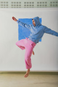 Jogging Prisme Pink porté en mouvement avec coupe ample | Ayuna, marque de vêtements et accessoires pour femmes et enfants.