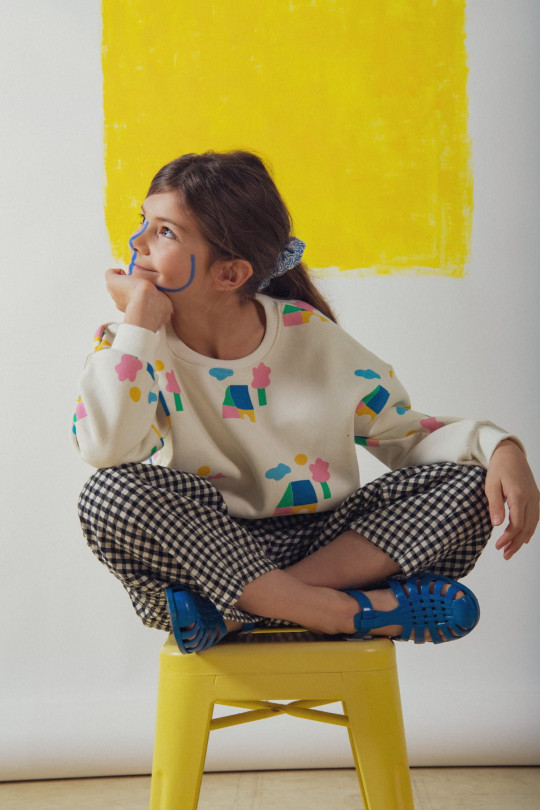 Sweat enfant Casa coupe décontractée porté assis
