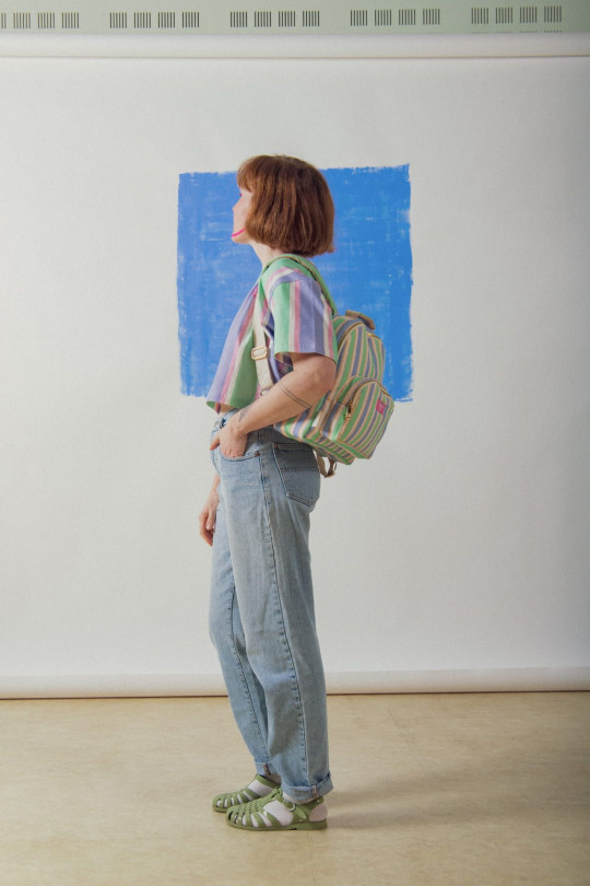 Sac à dos Poetry en coton porté de profil avec format compact